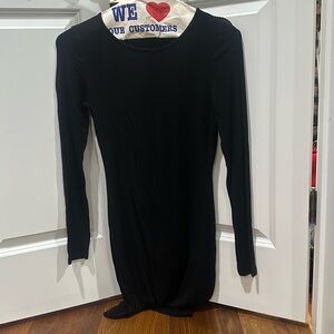 Simple, long sleeve black body, Cress